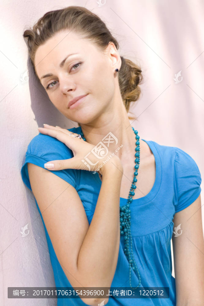 粉紅墻附近的女人