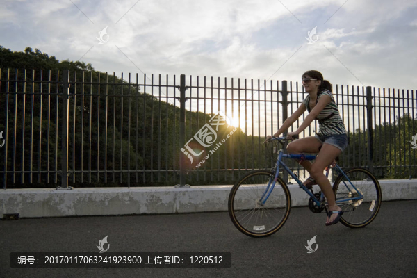 騎自行車的女孩
