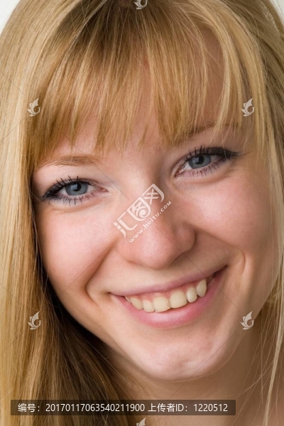 微笑的年輕女人