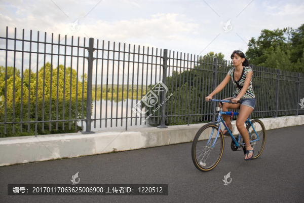 騎自行車的女孩