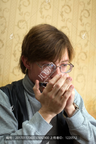 吹著口琴