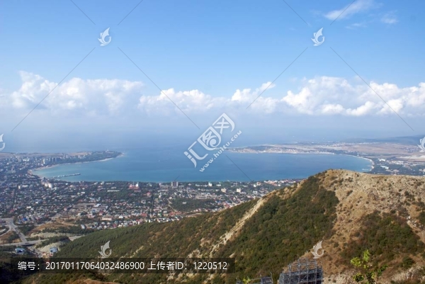 海；天空和山
