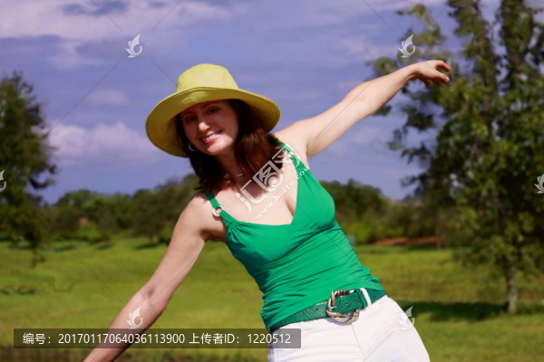 年輕的女人假裝是一個(gè)空氣