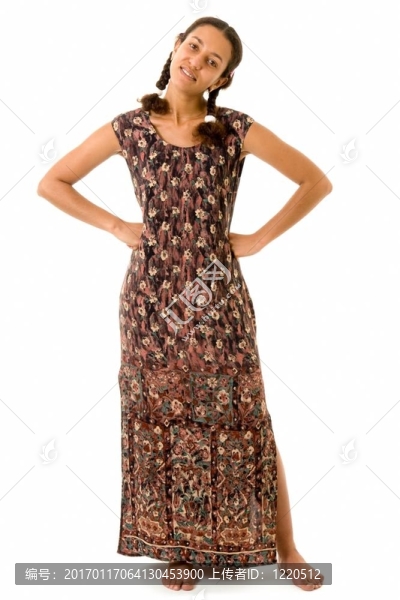 美麗的女人站在白色背景
