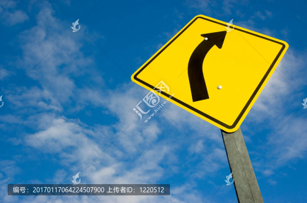 藍色天空的路標