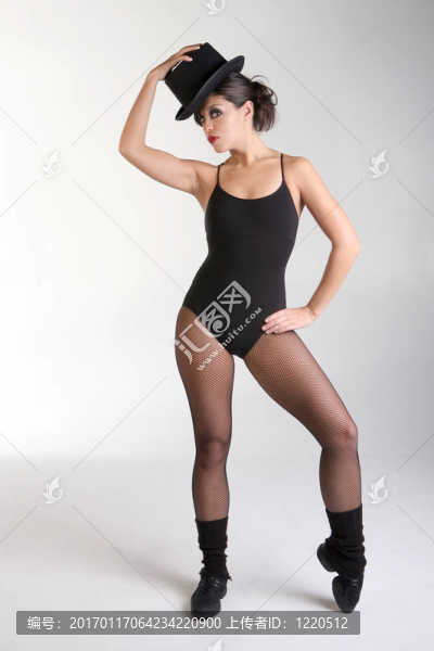 漂亮的年輕女子在舞蹈姿勢(shì)