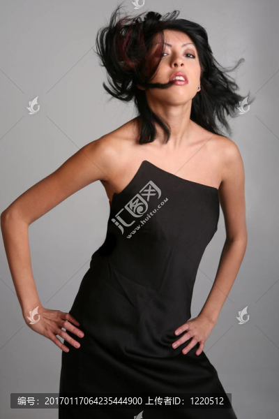 美麗的女人吹頭發(fā)