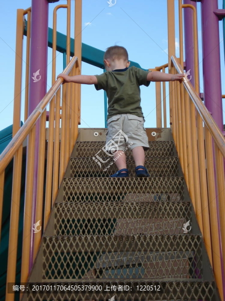 幼兒男孩在操場上的步驟