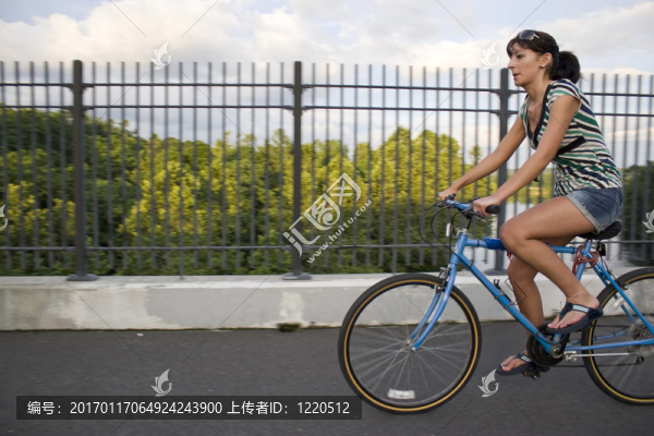 騎自行車的女孩