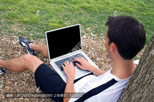 在筆記本電腦上工作的人