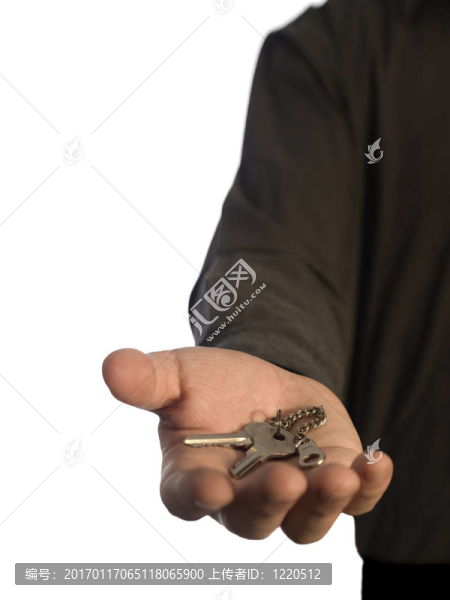 男子拿著鑰匙