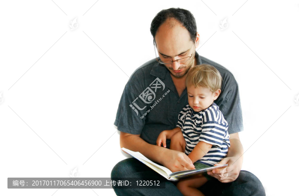 父親給兒子讀了一本書(shū)