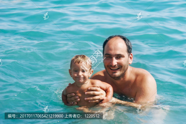 父親和兒子在水里