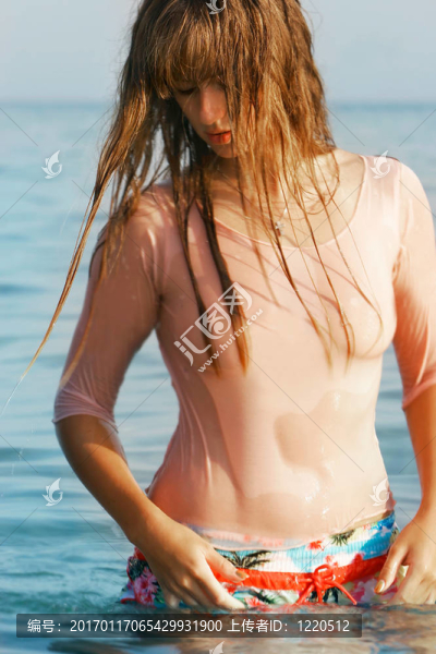 美麗的女孩，濕頭發(fā)在水中