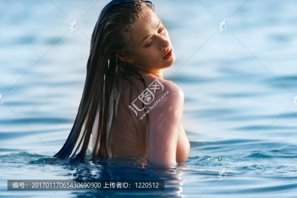 年輕美麗的女孩在水里