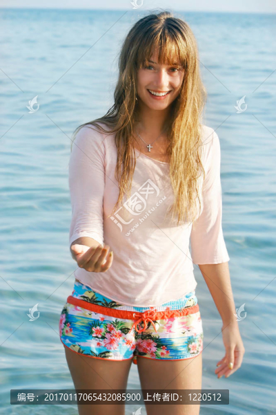 海面上的年輕美麗的女孩