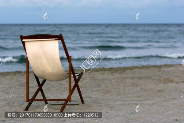黃昏海灘上的空椅子
