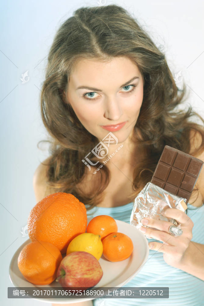 一個有水果和巧克力的女人