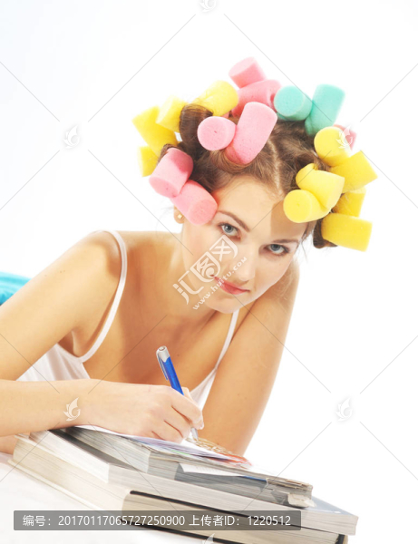 寫作的女人頭發(fā)的curles
