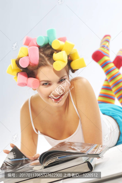 一個(gè)女人的卷發(fā)和雜志