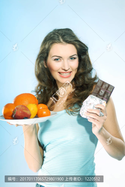 一個(gè)有水果和巧克力的女人