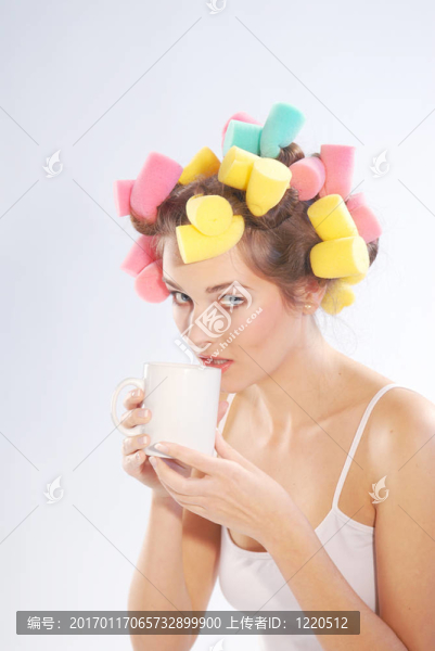 一個(gè)女人的卷發(fā)和一杯