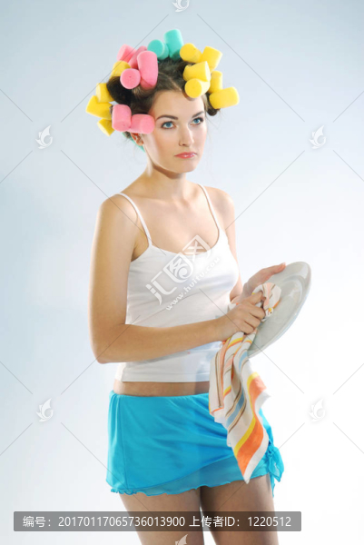 在卷發(fā)的女人是干涸的板