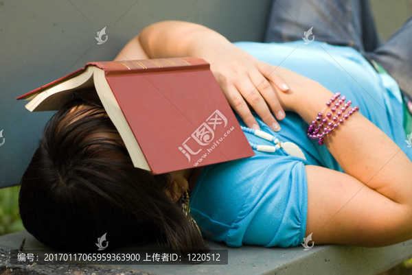 筋疲力盡的女孩