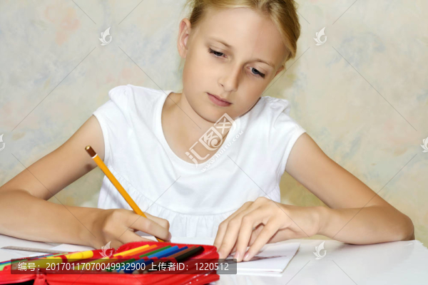 年輕的十幾歲的女孩做家庭作業(yè)