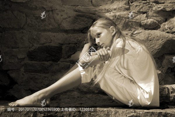 悲傷的少女-匯圖網(wǎng) www.fosd68.com 悲傷的少女