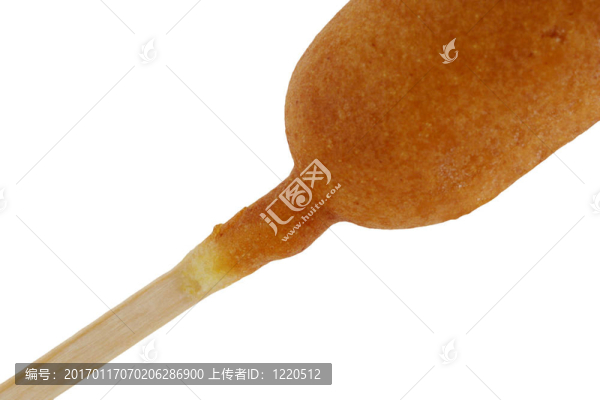 在一根棍子上閉上一只孤立的玉米狗