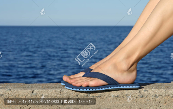 女腳穿藍(lán)色拖鞋