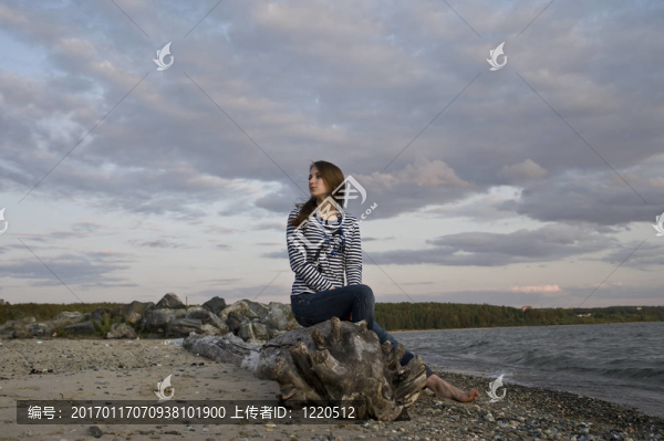 海岸上的女孩