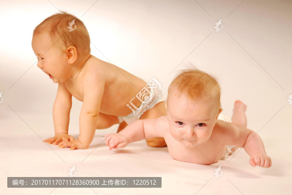 躺在地上的嬰兒