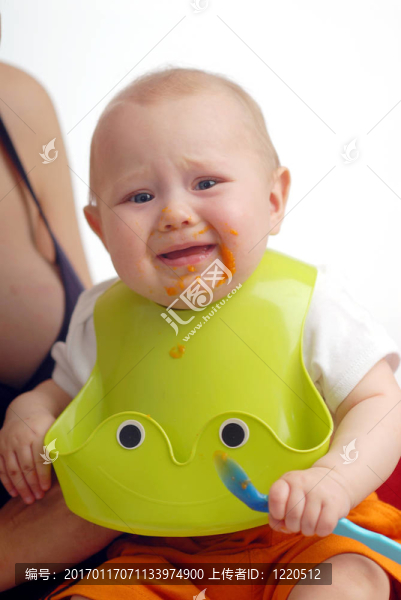 喂養(yǎng)一個小的孩子