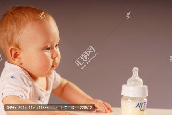 帶奶瓶的孩子