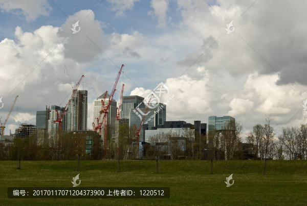 云聚集在金絲雀碼頭