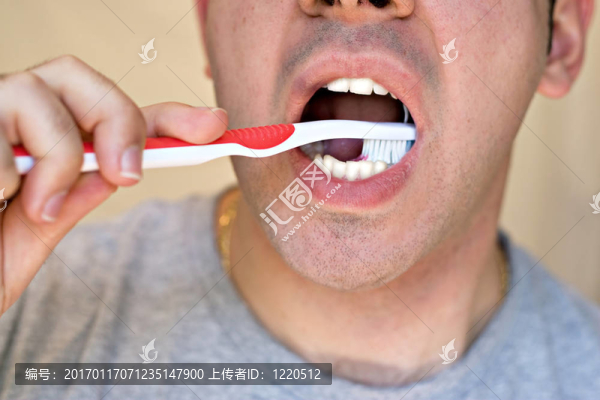 男子刷牙