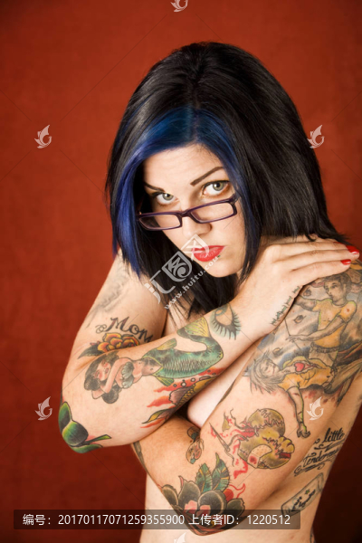 有紋身和交叉臂的女人