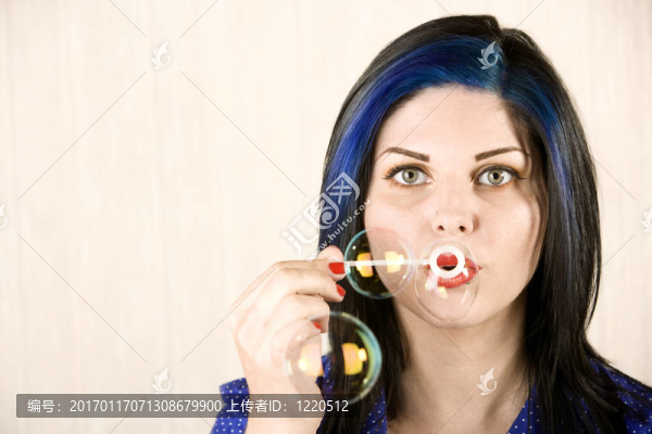 漂亮女人吹泡泡