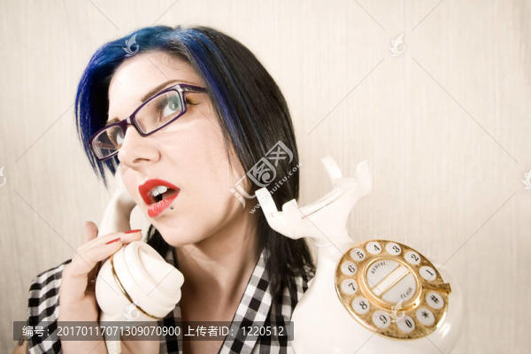 漂亮的年輕女人在電話里