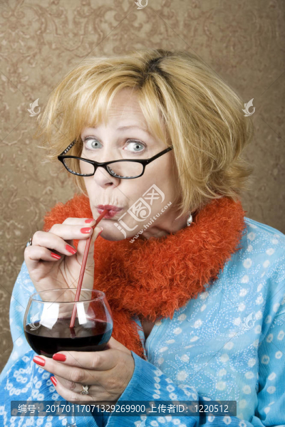 有趣的女人喝葡萄酒