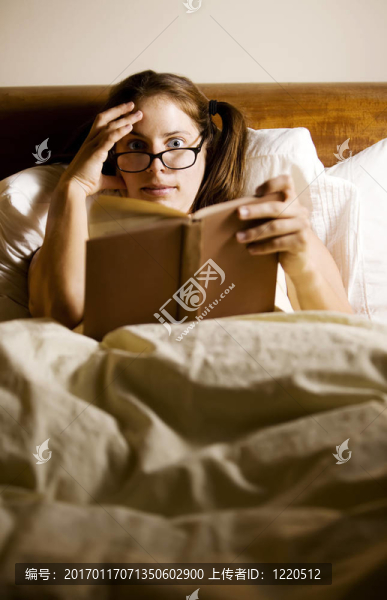 躺在床上看書的女人