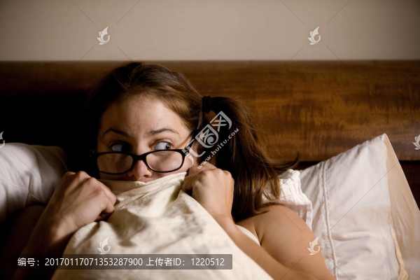 躺在床上的女人