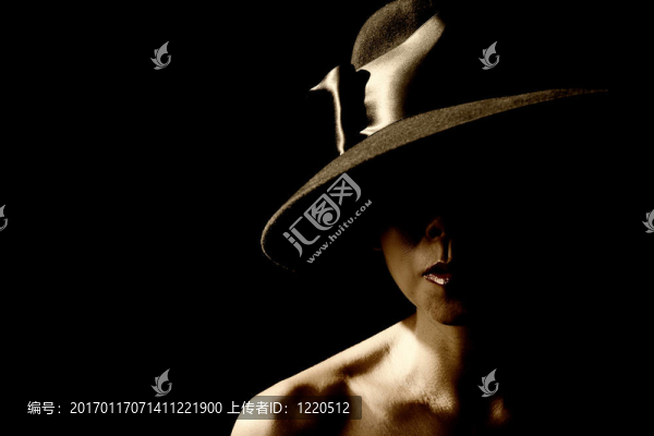 戴著黑色帽子的女人