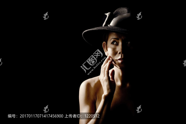 戴著黑色帽子的女人