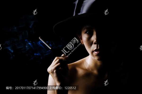 戴著黑色帽子的女人