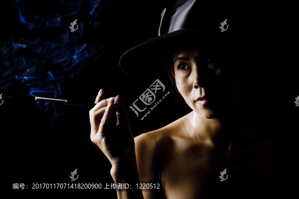戴著黑色帽子戴著香煙的女人