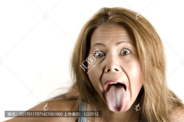 民族婦女伸出她的舌頭