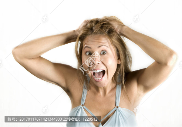 少數(shù)民族婦女拉她的頭發(fā)